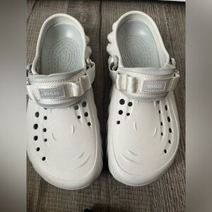 Gray men’s 12 echo crocs